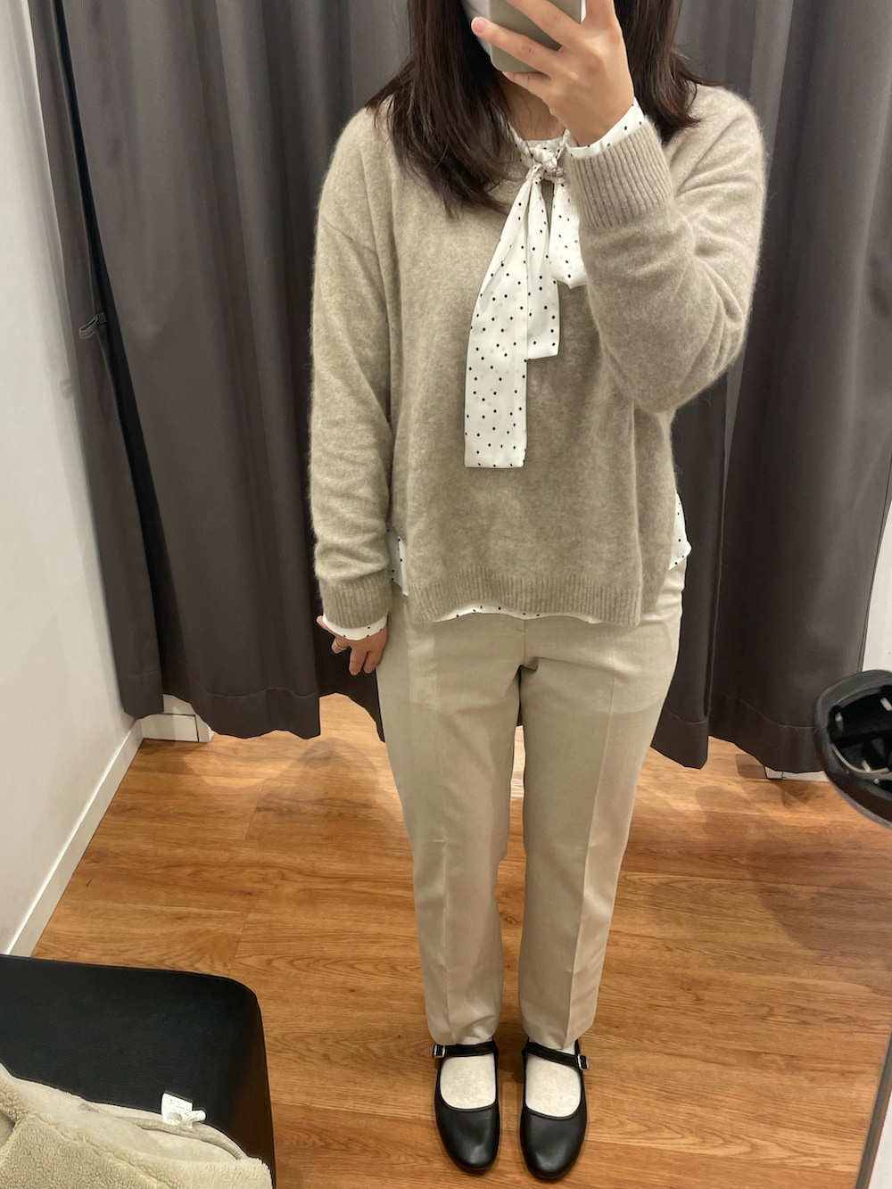 ブラック系のバッグ、ホワイト系のシャツ/ブラウス、ホワイト系のその他パンツを着用したレディースの冬コーディネートの2枚目の写真