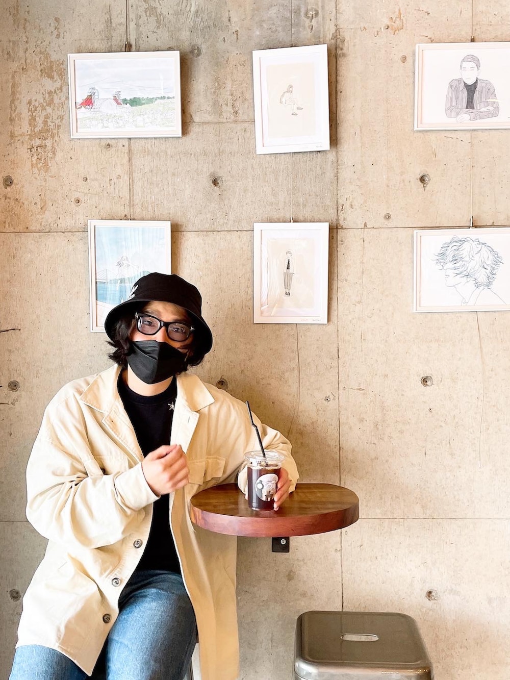 ホワイト系のスニーカー、ブルー系のデニムパンツ、ブラック系のスウェットを着用したメンズの春コーディネートの2枚目の写真