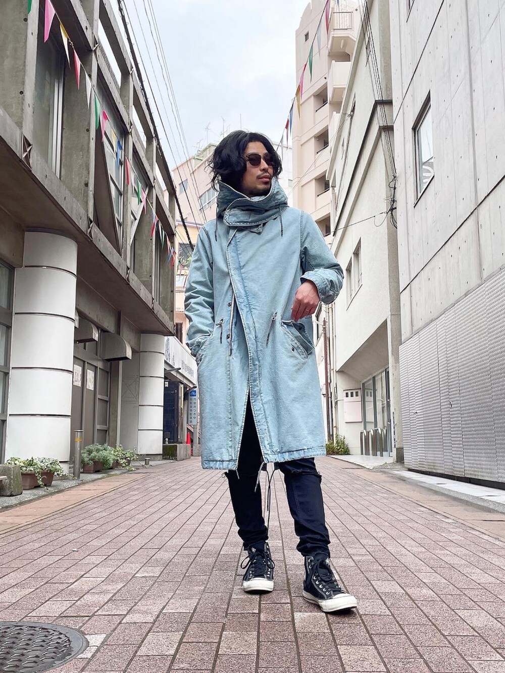 ブルー系のジャケット/アウター、ブラック系のデニムパンツ、ブラック系のスニーカーを着用したメンズの冬コーディネートの2枚目の写真