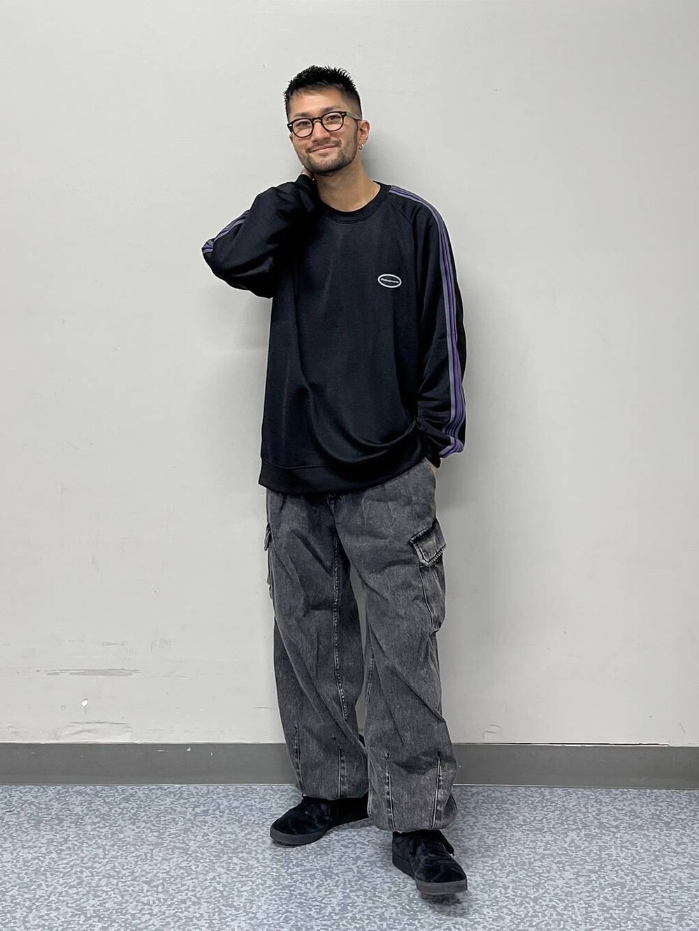 グレー系のデニムパンツ、ブラック系のスウェット、ホワイト系のソックス/靴下を着用したメンズの冬コーディネートの5枚目の写真