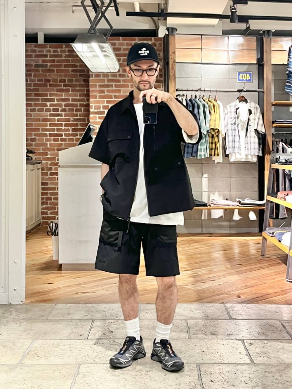 ホワイト系のTシャツ/カットソー、ブラック系のチノパンツ、ブラック系のシャツ/ブラウスを着用したメンズの夏コーディネートの4枚目の写真