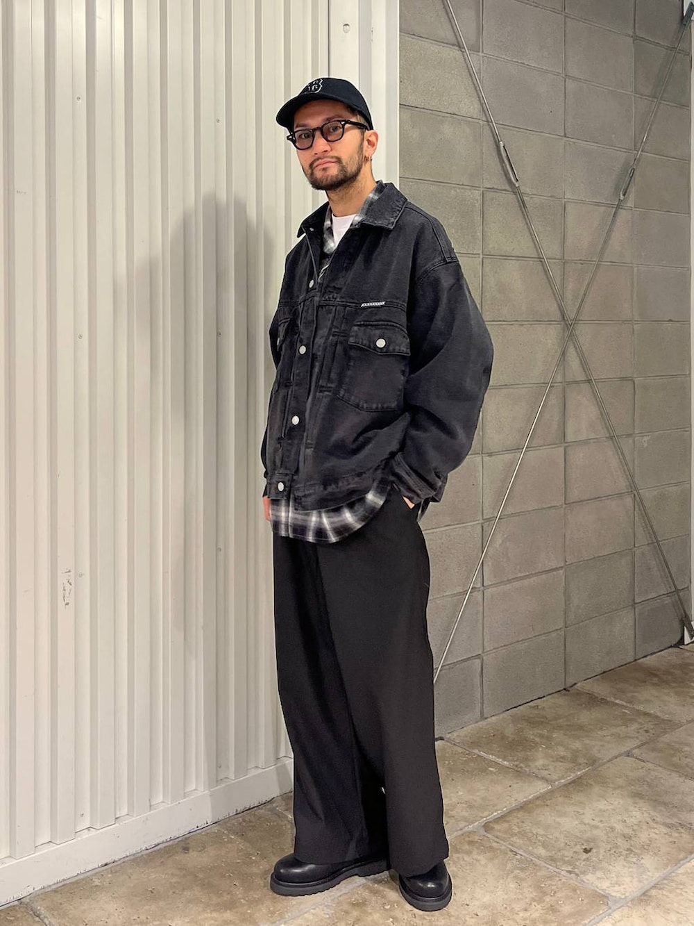 ブラック系のシャツ/ブラウス、ブラック系のドレスシューズ、ホワイト系のTシャツ/カットソーを着用したメンズの春コーディネートの2枚目の写真