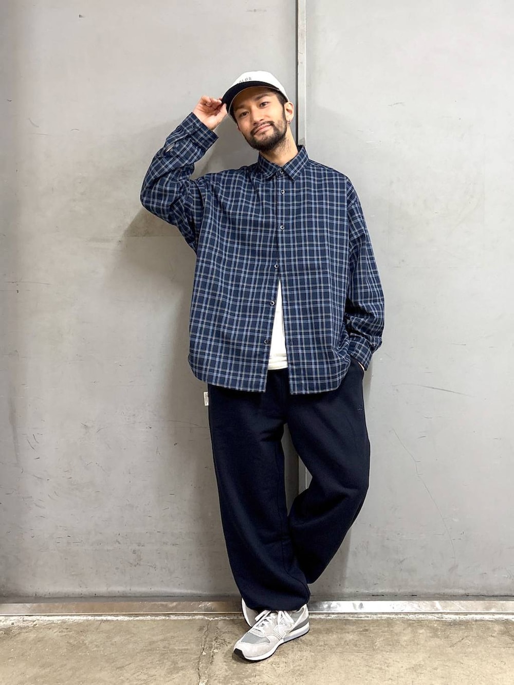 グレー系のスニーカー、ブルー系のシャツ/ブラウス、ブルー系のスウェットパンツを着用したメンズの春コーディネートの3枚目の写真