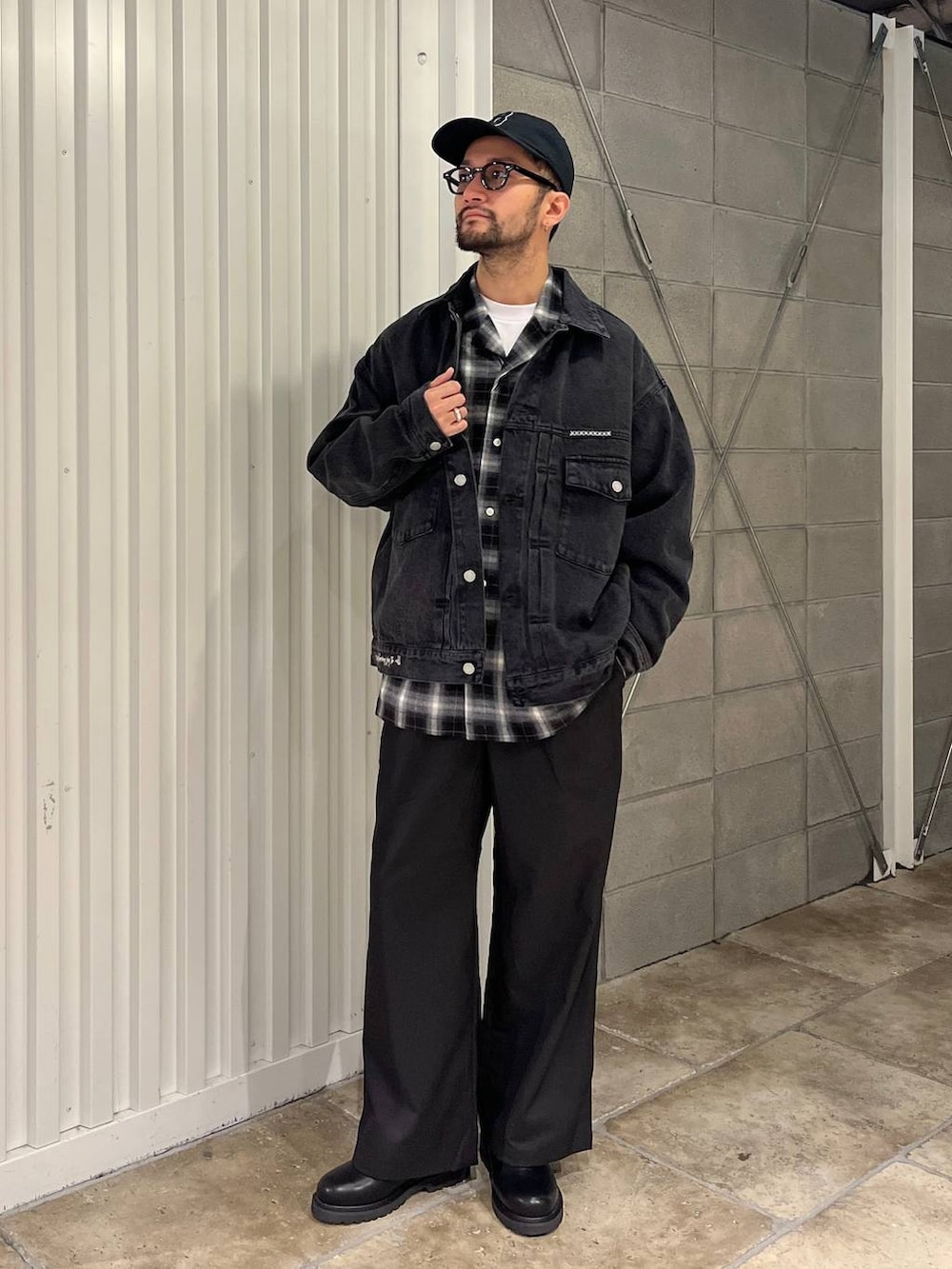 ブラック系のシャツ/ブラウス、ブラック系のドレスシューズ、ホワイト系のTシャツ/カットソーを着用したメンズの春コーディネートの3枚目の写真