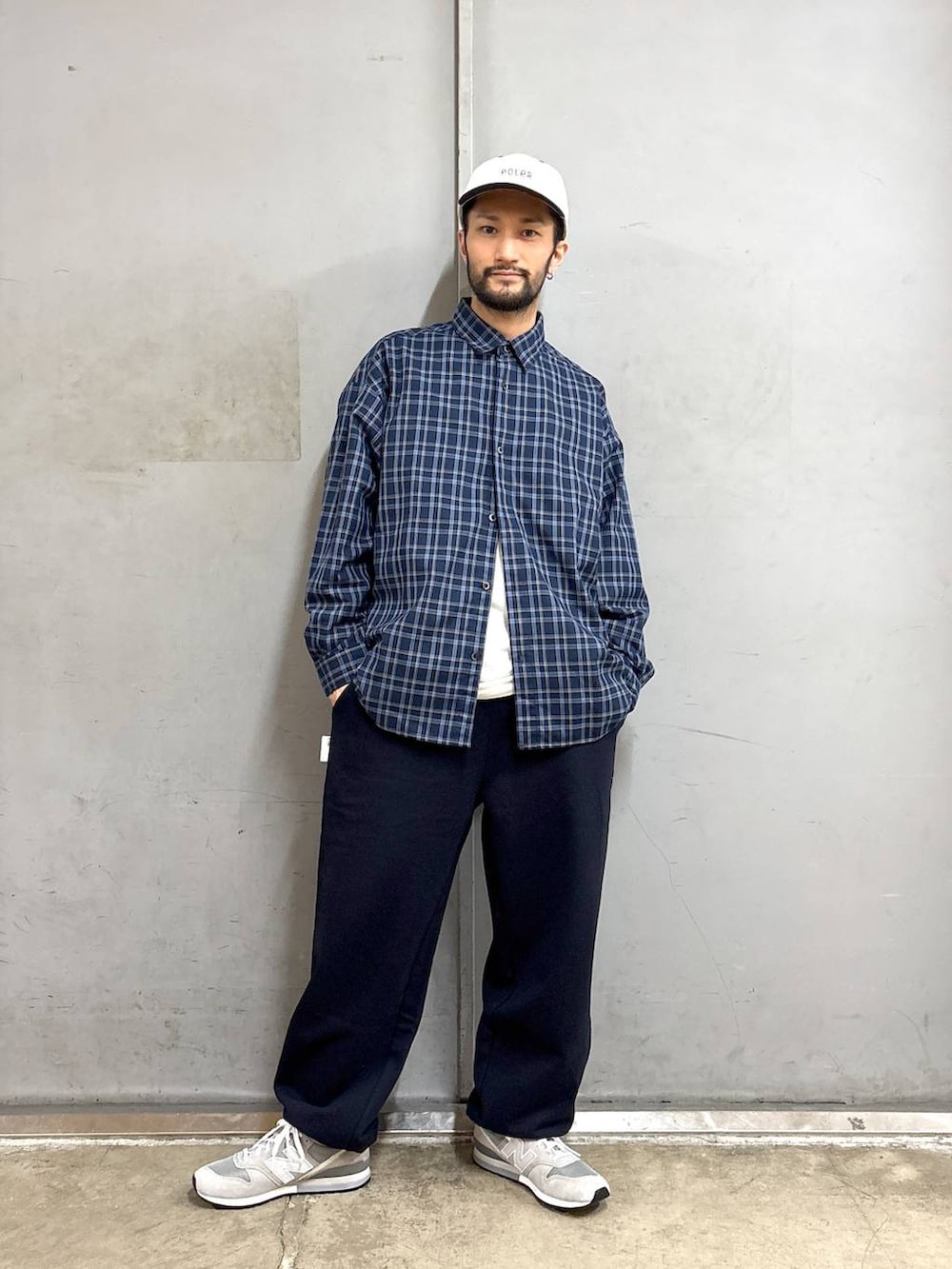 グレー系のスニーカー、ブルー系のシャツ/ブラウス、ブルー系のスウェットパンツを着用したメンズの春コーディネートの5枚目の写真