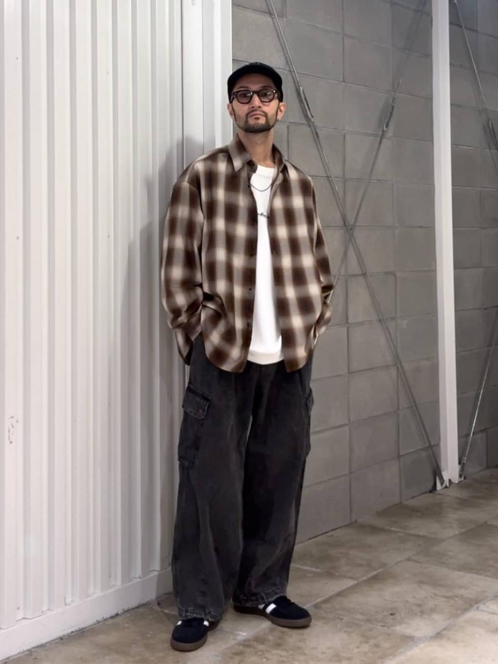 ブラック系のスニーカー、グレー系のデニムパンツ、ホワイト系のTシャツ/カットソーを着用したメンズの秋コーディネートの3枚目の写真