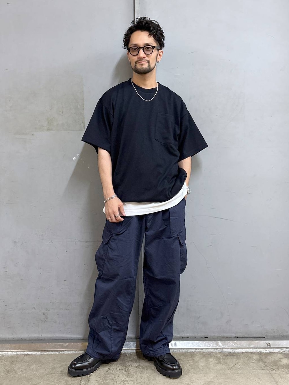 ブラック系のドレスシューズ、ホワイト系のタンクトップ、ブルー系のカーゴパンツを着用したメンズの夏コーディネートの3枚目の写真