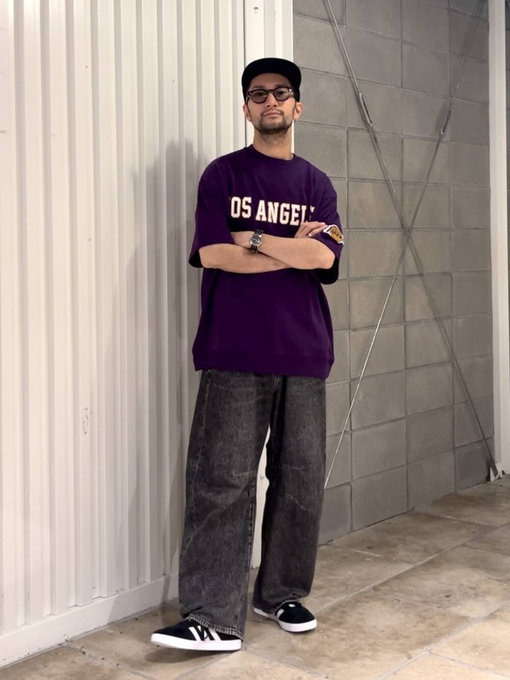 パープル系のTシャツ/カットソー、グレー系のデニムパンツ、ブラック系のスニーカーを着用したメンズの夏コーディネートの5枚目の写真