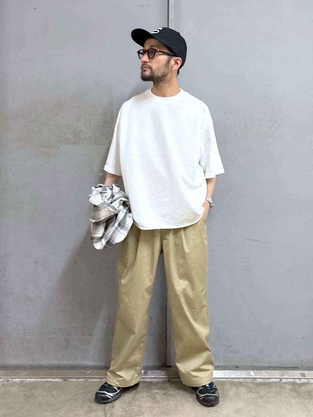 ベージュ系のチノパンツ、ホワイト系のTシャツ/カットソー、ブラック系のシャツ/ブラウスを着用したメンズの春コーディネートの5枚目の写真