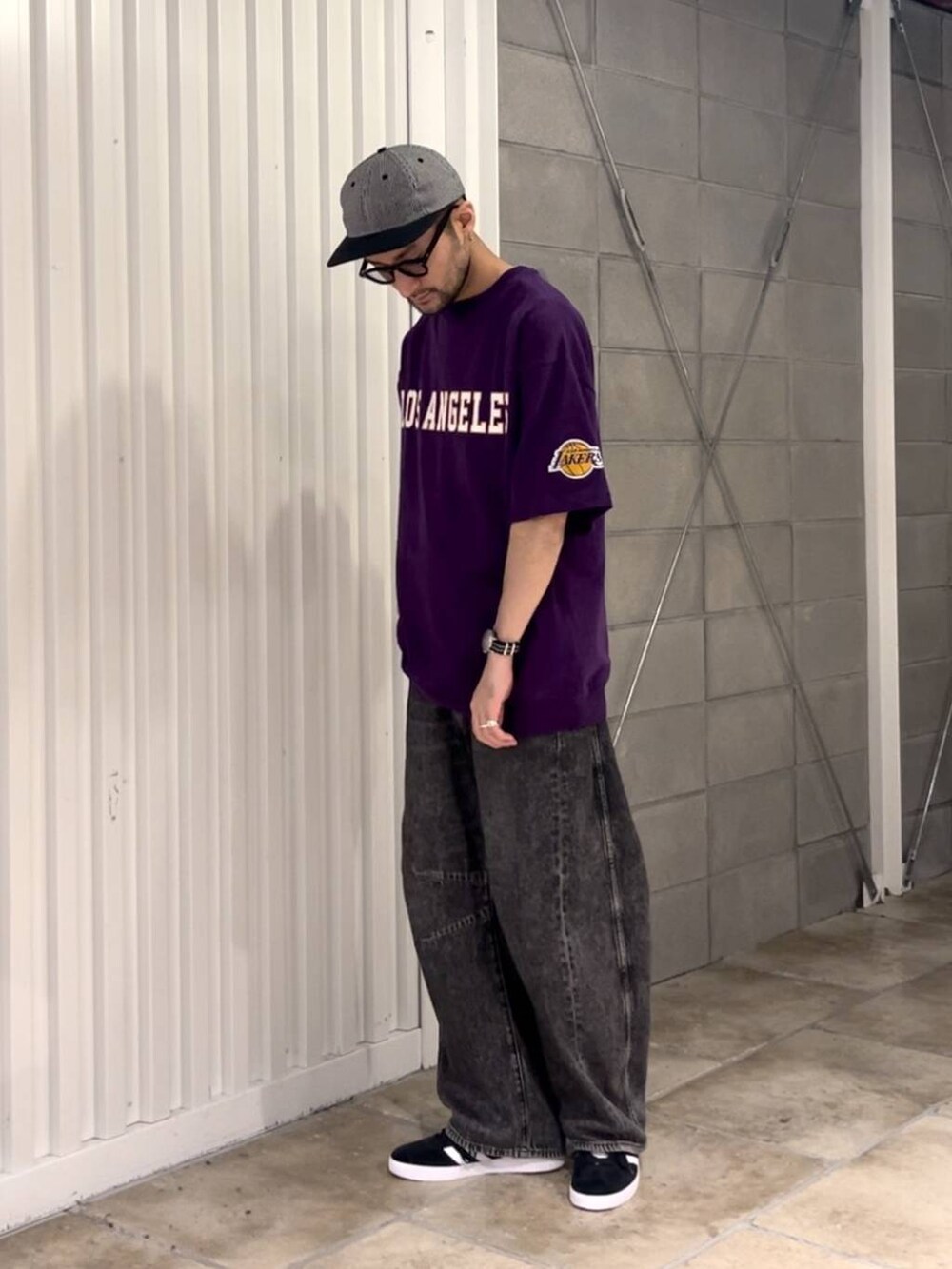 パープル系のTシャツ/カットソー、グレー系のデニムパンツ、ブラック系のスニーカーを着用したメンズの夏コーディネートの3枚目の写真