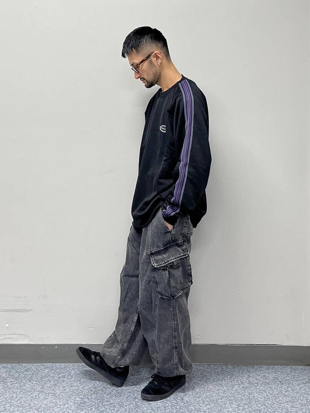 グレー系のデニムパンツ、ブラック系のスウェット、ホワイト系のソックス/靴下を着用したメンズの冬コーディネートの4枚目の写真