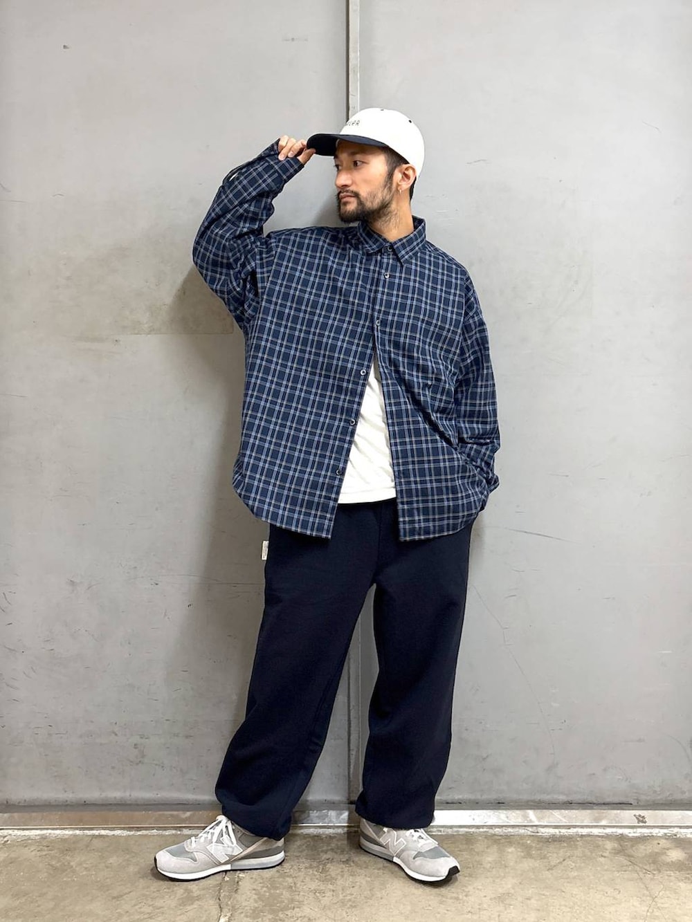 グレー系のスニーカー、ブルー系のシャツ/ブラウス、ブルー系のスウェットパンツを着用したメンズの春コーディネートの2枚目の写真