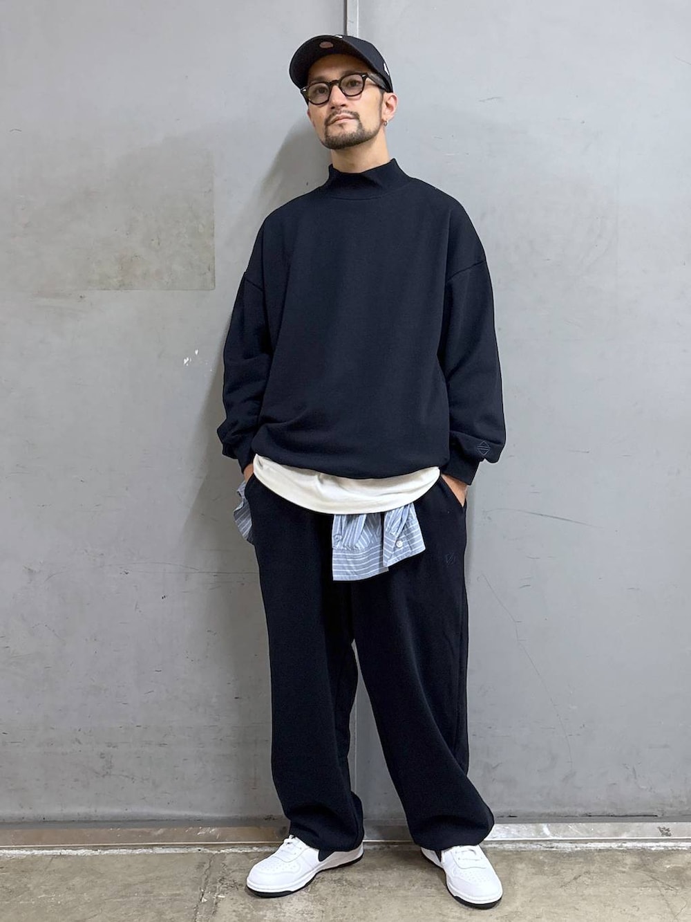 ブルー系のシャツ/ブラウス、ホワイト系のTシャツ/カットソー、ブルー系のキャップを着用したメンズの秋コーディネートの5枚目の写真