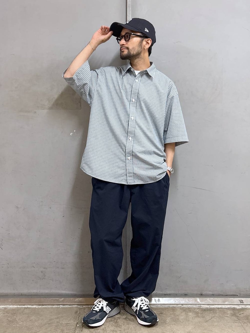 ホワイト系のシャツ/ブラウス、ホワイト系のTシャツ/カットソー、ブルー系のスウェットパンツを着用したメンズの春コーディネートの3枚目の写真