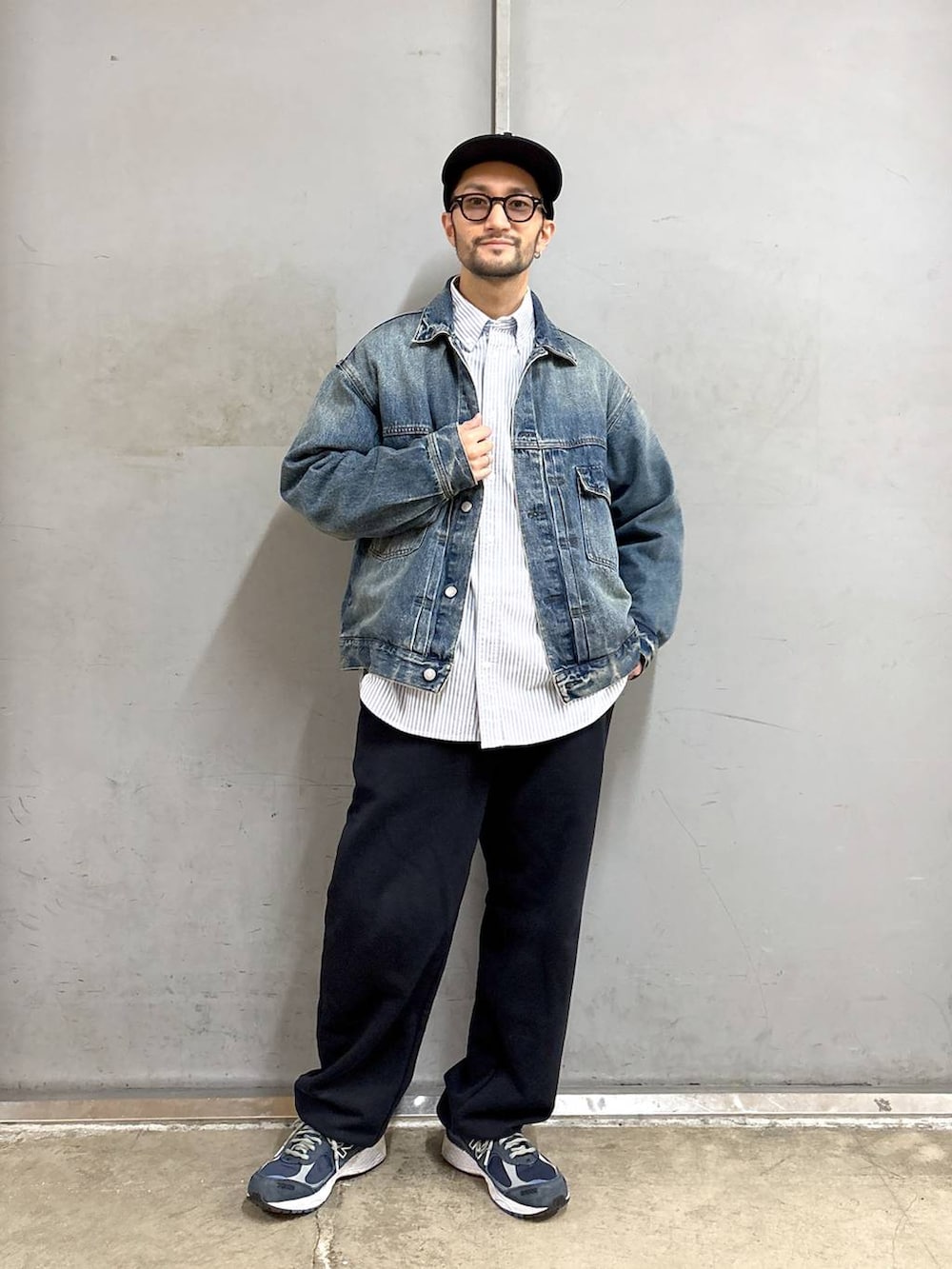 ブルー系のデニムジャケット、ブルー系のシャツ/ブラウスを着用したメンズの冬コーディネートの4枚目の写真