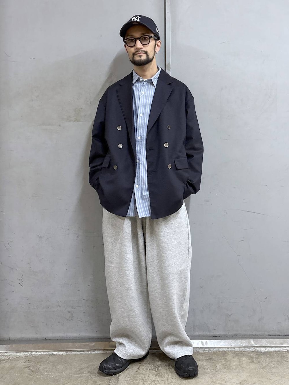 ブラック系のスニーカー、ブルー系のテーラードジャケット、ブルー系のシャツ/ブラウスを着用したメンズの秋コーディネートの4枚目の写真