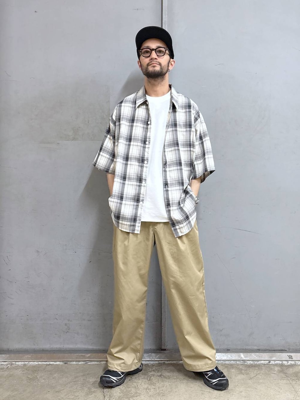 ベージュ系のチノパンツ、ホワイト系のTシャツ/カットソー、ブラック系のシャツ/ブラウスを着用したメンズの春コーディネートの3枚目の写真