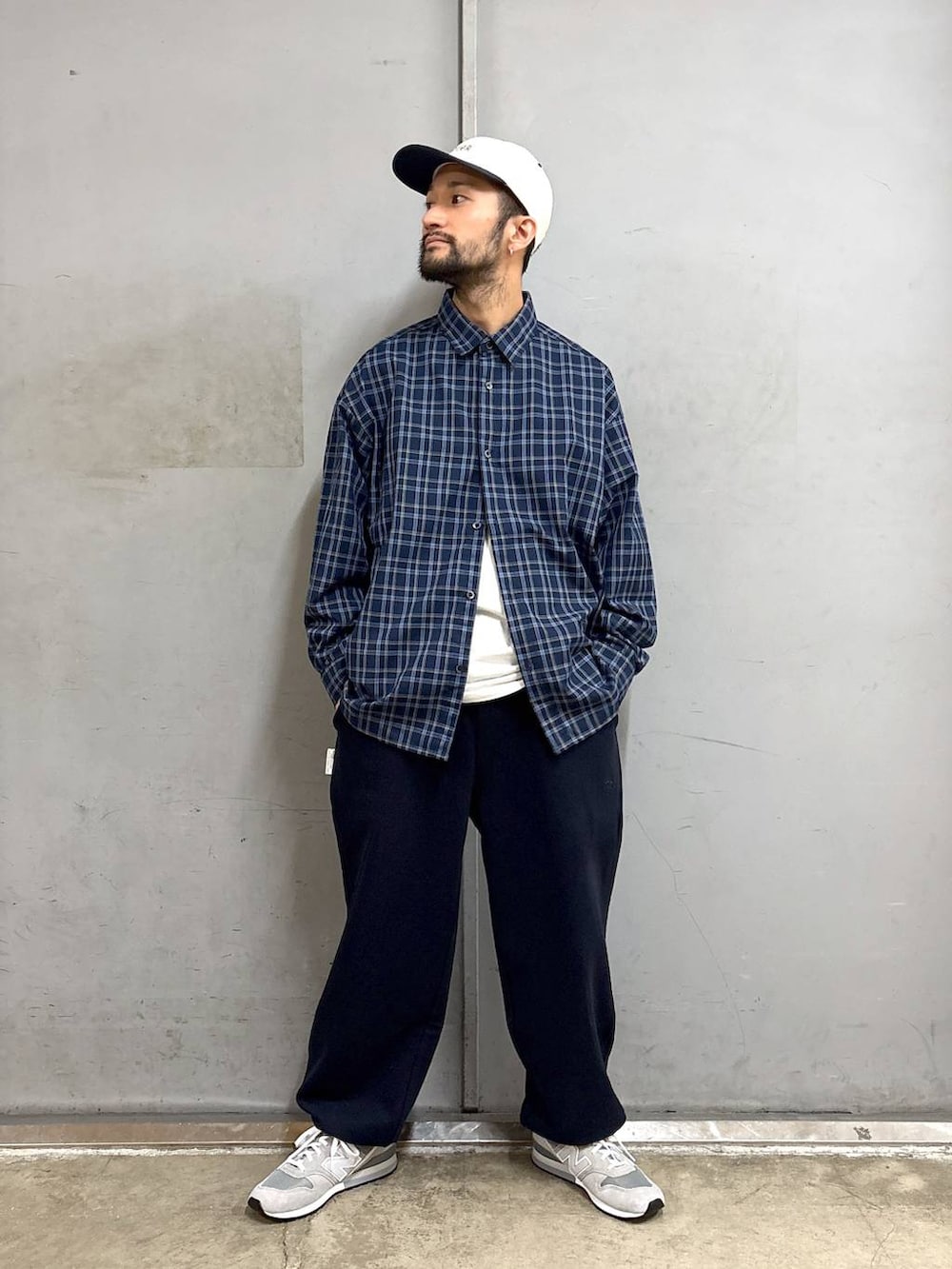 グレー系のスニーカー、ブルー系のシャツ/ブラウス、ブルー系のスウェットパンツを着用したメンズの春コーディネートの4枚目の写真