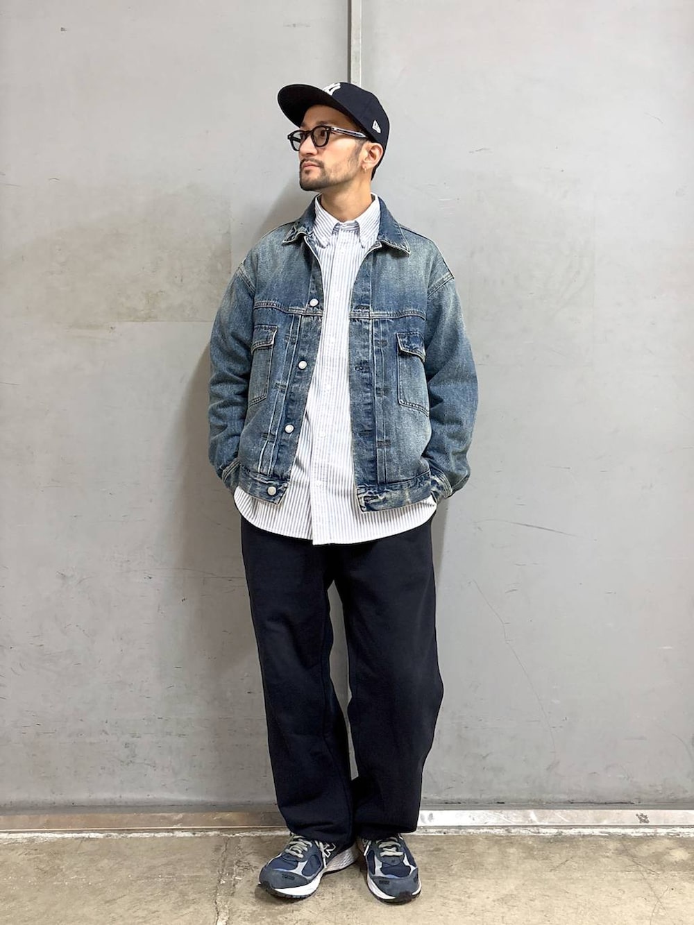 ブルー系のデニムジャケット、ブルー系のシャツ/ブラウスを着用したメンズの冬コーディネートの2枚目の写真