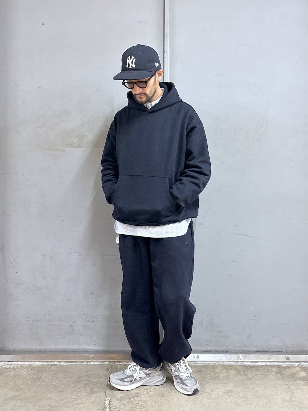 「ワントーン、カジュアル、ベーシック/シンプル、秋コーデ、ストリート、デニムパンツ、RAGEBLUE、モノトーン、シンプルコーデ、スポーツミックス、大人カジュアル、きれいめカジュアル、秋冬新作、スウェット、andST」｜「RAGEBLUEのワンポイント刺繍/オーバーサイズオックスフォードシャツ（シャツ/ブラウス、ブルー系）」を使った、boy.さん（メンズ・170cm）の冬コーディネートの3枚目の写真