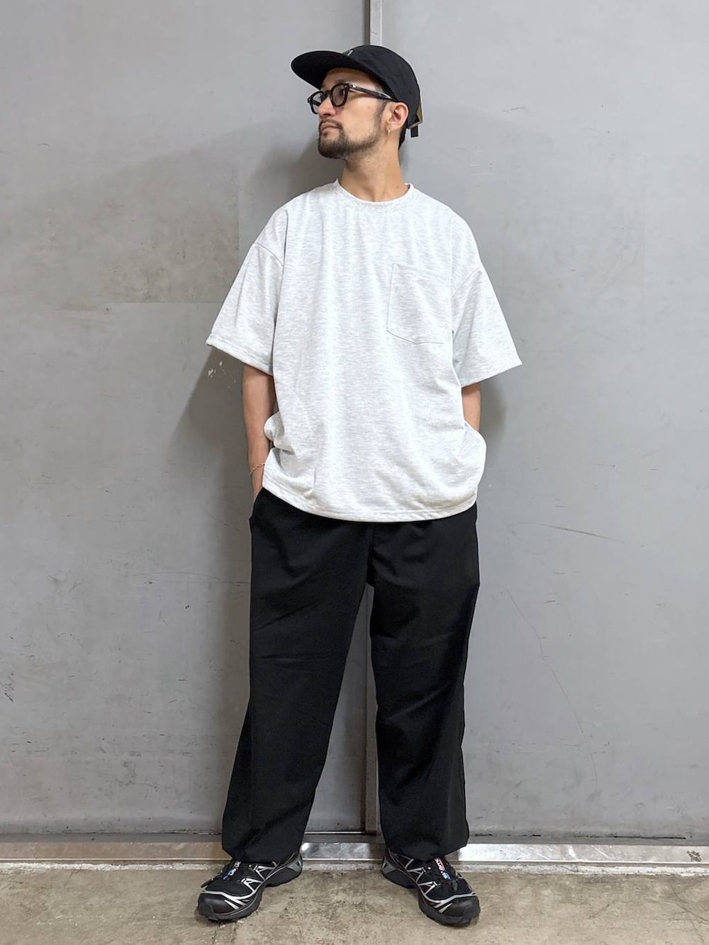 ホワイト系のタンクトップ、ブラック系のスウェットパンツ、その他のTシャツ/カットソーを着用したメンズの夏コーディネートの5枚目の写真