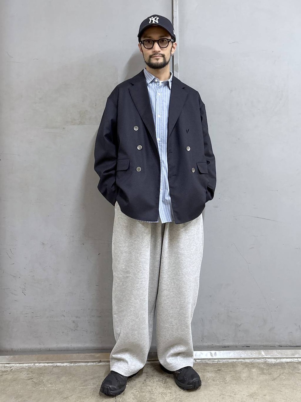 ブラック系のスニーカー、ブルー系のテーラードジャケット、ブルー系のシャツ/ブラウスを着用したメンズの秋コーディネートの2枚目の写真