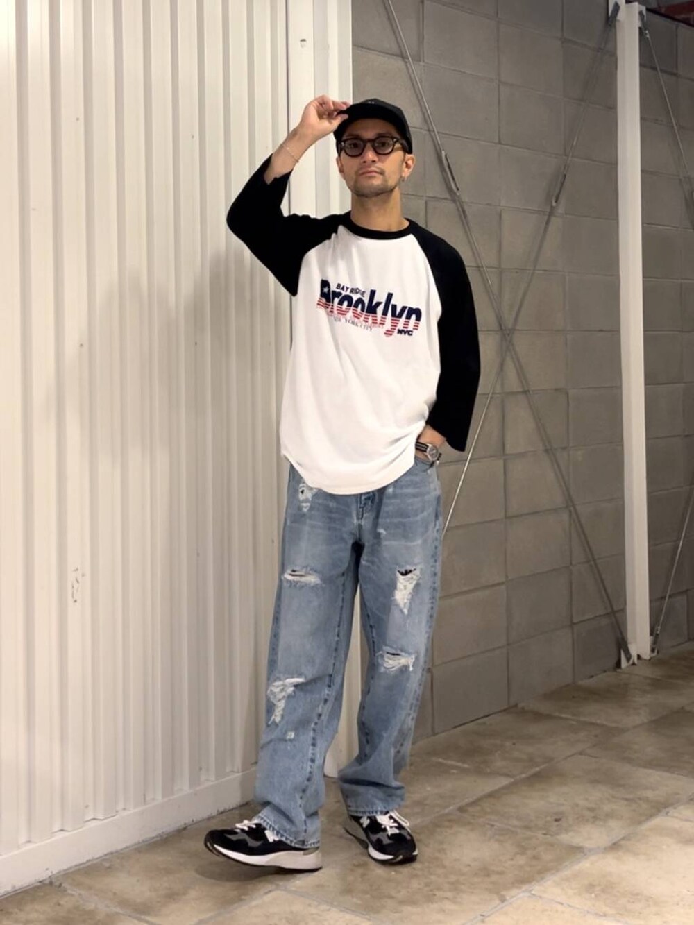 ブルー系のデニムパンツ、ブラック系のTシャツ/カットソーを着用したメンズの夏コーディネートの3枚目の写真