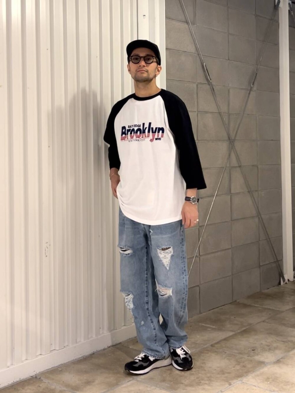 ブルー系のデニムパンツ、ブラック系のTシャツ/カットソーを着用したメンズの夏コーディネートの5枚目の写真