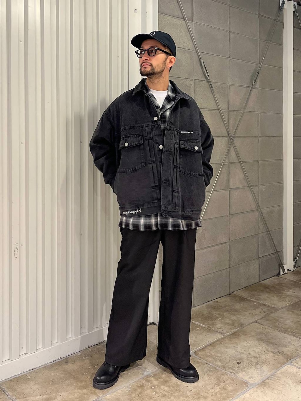 ブラック系のシャツ/ブラウス、ブラック系のドレスシューズ、ホワイト系のTシャツ/カットソーを着用したメンズの春コーディネートの4枚目の写真