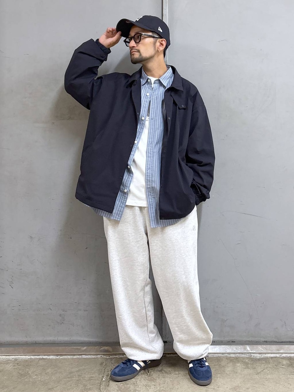 ブルー系のスニーカー、ブルー系のシャツ/ブラウス、ホワイト系のTシャツ/カットソーを着用したメンズの秋コーディネートの3枚目の写真