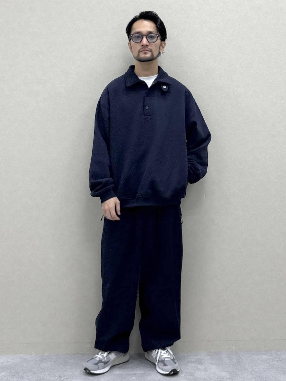 ブルー系のスウェットパンツ、ホワイト系のTシャツ/カットソーを着用したメンズの冬コーディネートの3枚目の写真