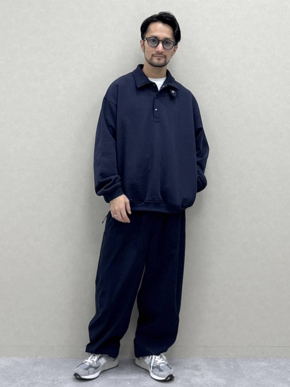 ブルー系のスウェットパンツ、ホワイト系のTシャツ/カットソーを着用したメンズの冬コーディネートの5枚目の写真