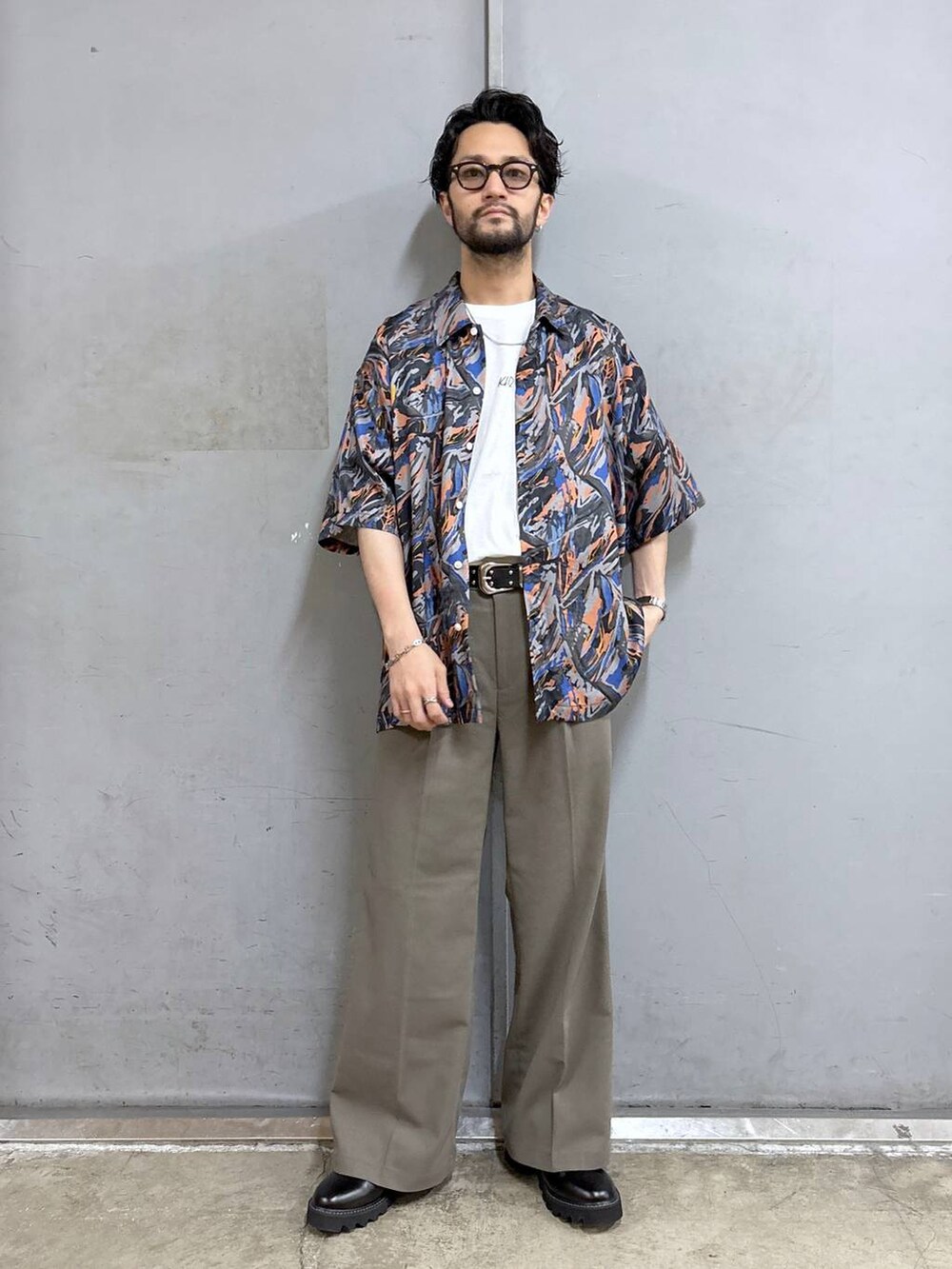 ブラック系のドレスシューズ、グレー系のシャツ/ブラウス、ベージュ系のスラックスを着用したメンズの夏コーディネートの4枚目の写真