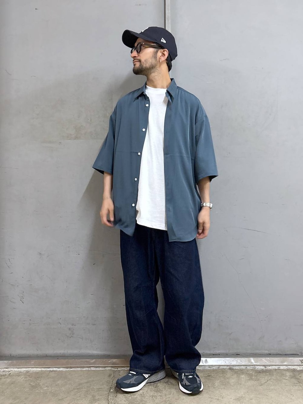 ブルー系のシャツ/ブラウス、ブルー系のデニムパンツ、その他のTシャツ/カットソーを着用したメンズの春コーディネートの2枚目の写真