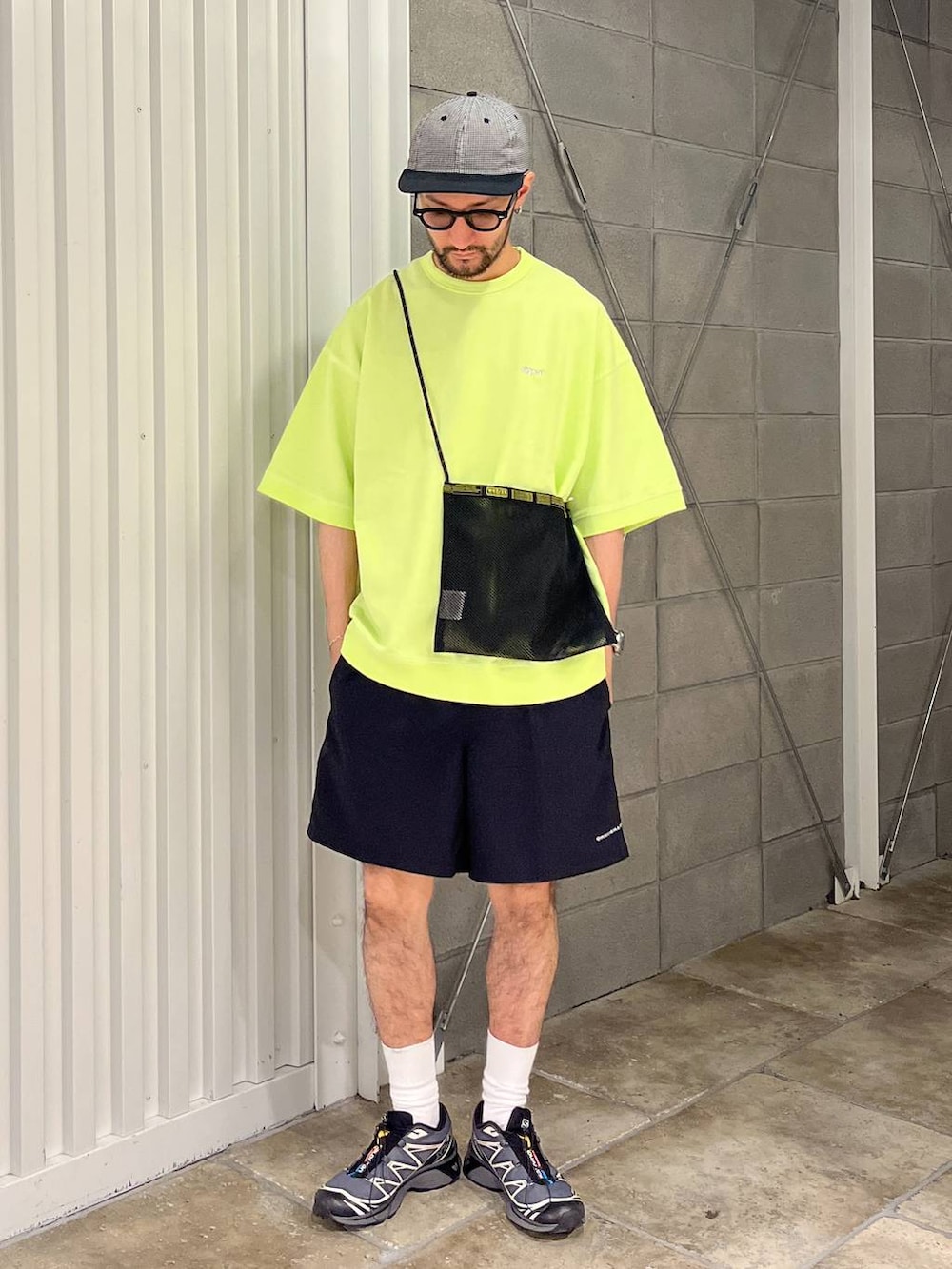 イエロー系のTシャツ/カットソー、ブラック系のその他パンツ、ブラック系のショルダーバッグを着用したメンズの夏コーディネートの3枚目の写真