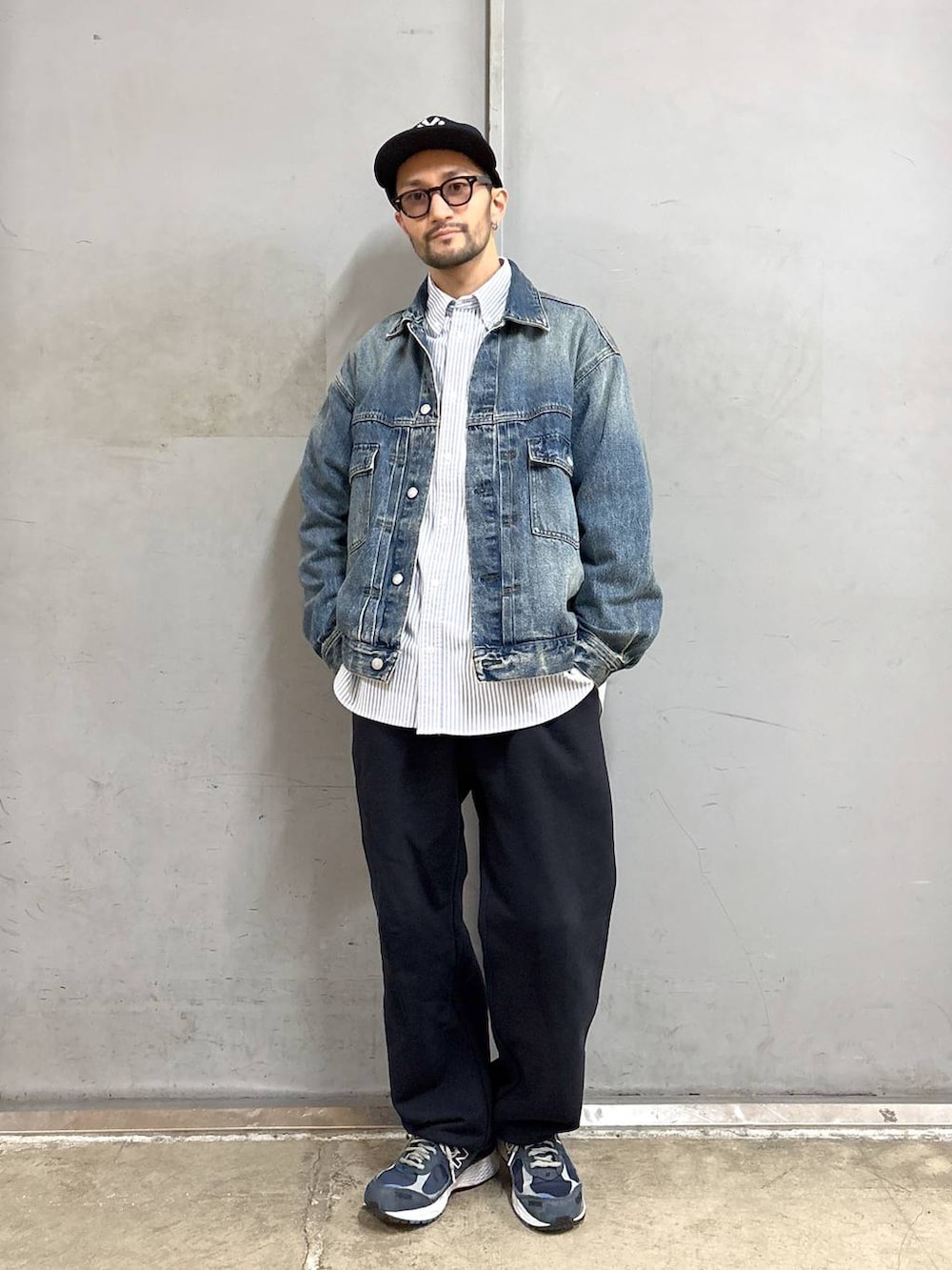 ブルー系のデニムジャケット、ブルー系のシャツ/ブラウスを着用したメンズの冬コーディネートの5枚目の写真