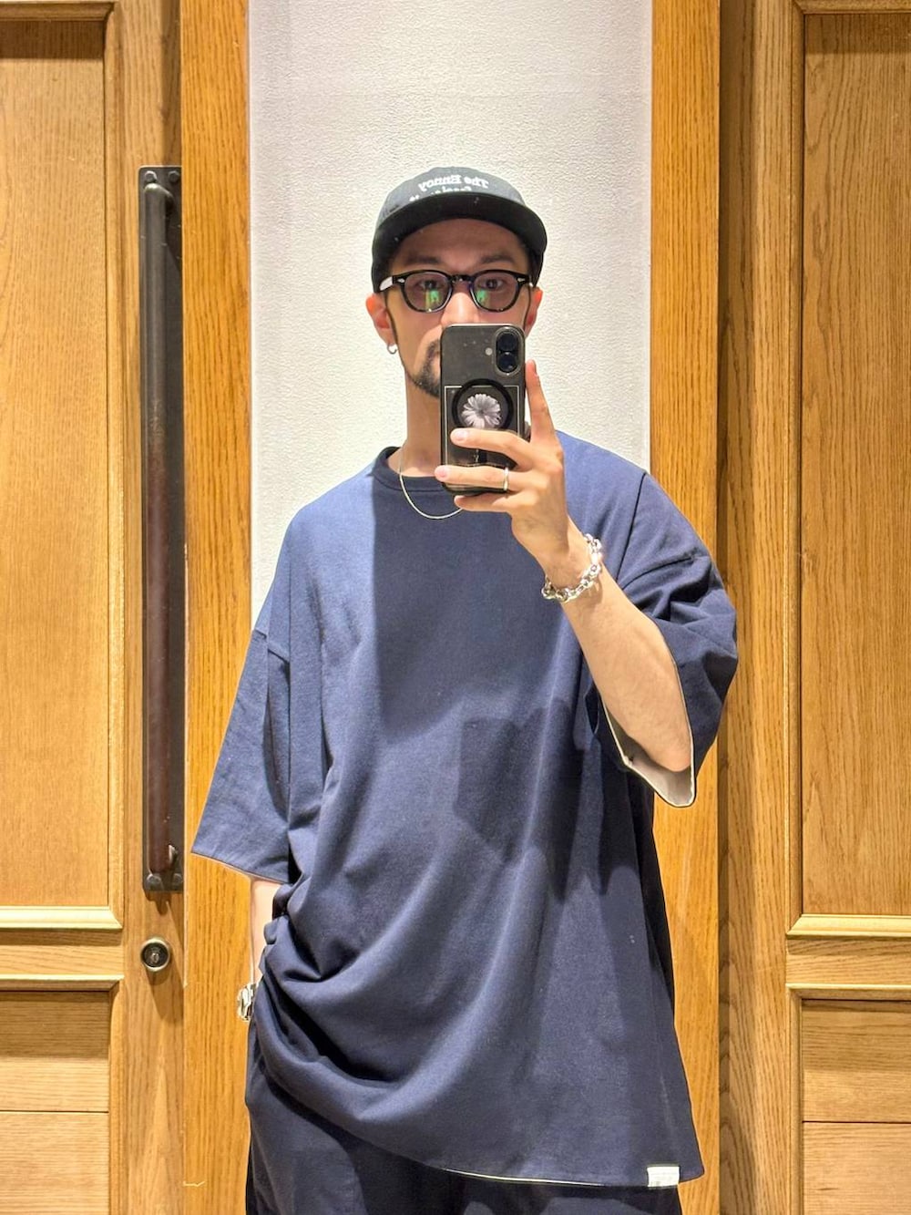 ブルー系のスウェットパンツ、ブルー系のTシャツ/カットソー、その他のネックレスを着用したメンズの夏コーディネートの2枚目の写真