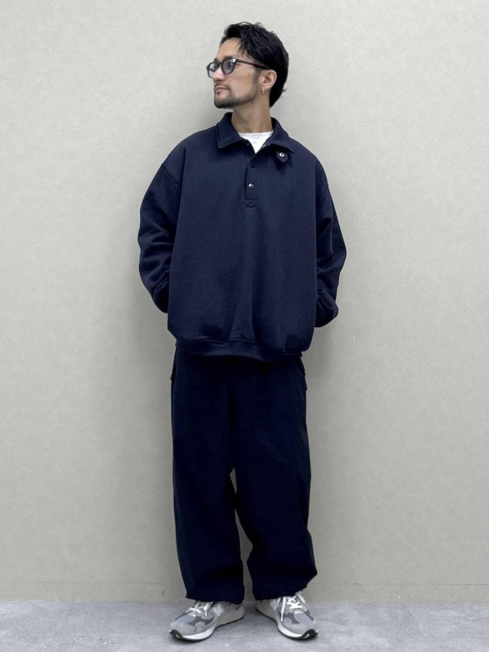 ブルー系のスウェットパンツ、ホワイト系のTシャツ/カットソーを着用したメンズの冬コーディネートの2枚目の写真