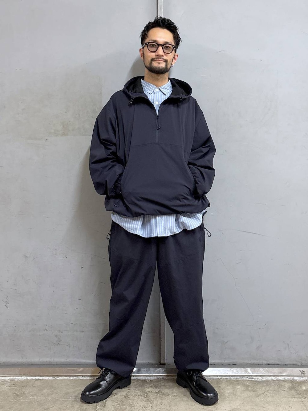 その他のドレスシューズ、ブルー系のシャツ/ブラウス、ブルー系のスウェットパンツを着用したメンズの秋コーディネートの4枚目の写真