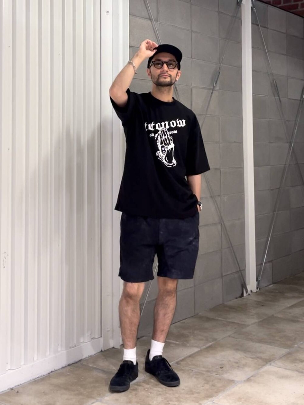 グレー系のその他パンツ、ブラック系のTシャツ/カットソー、シルバー系のブレスレットを着用したメンズの夏コーディネートの3枚目の写真