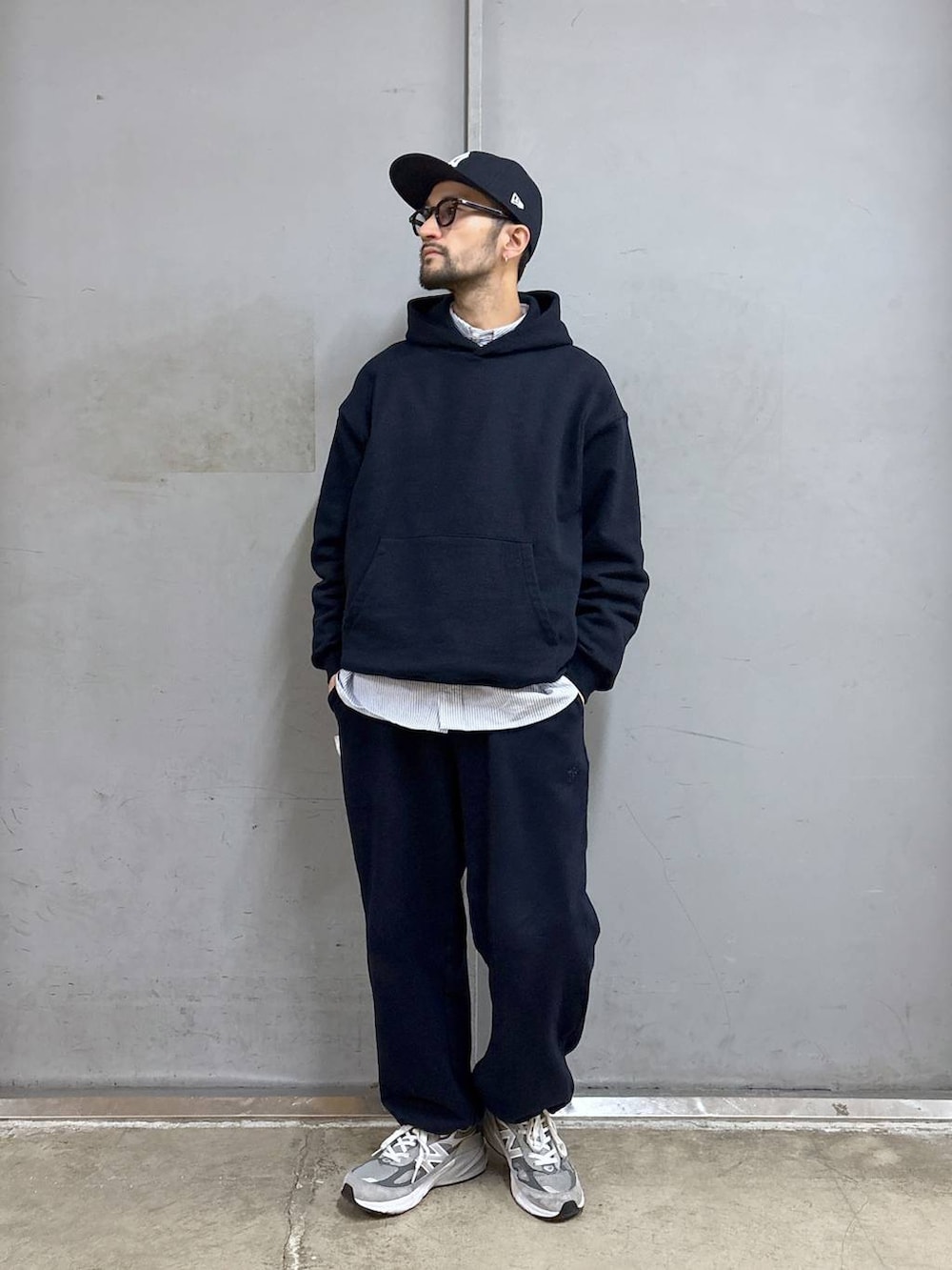 「ワントーン、カジュアル、ベーシック/シンプル、秋コーデ、ストリート、デニムパンツ、RAGEBLUE、モノトーン、シンプルコーデ、スポーツミックス、大人カジュアル、きれいめカジュアル、秋冬新作、スウェット、andST」｜「RAGEBLUEのワンポイント刺繍/オーバーサイズオックスフォードシャツ（シャツ/ブラウス、ブルー系）」を使った、boy.さん（メンズ・170cm）の冬コーディネートの2枚目の写真