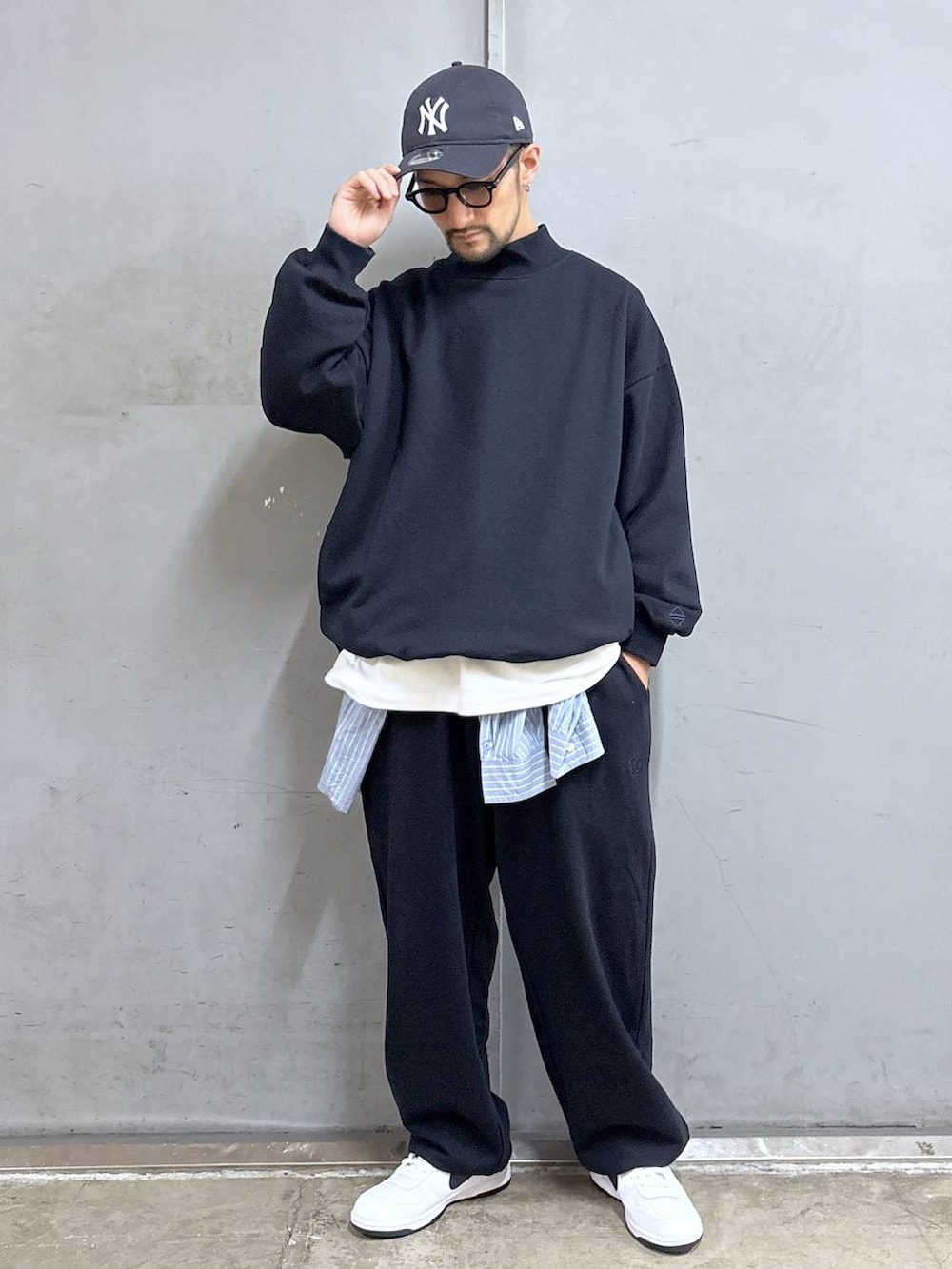 ブルー系のシャツ/ブラウス、ホワイト系のTシャツ/カットソー、ブルー系のキャップを着用したメンズの秋コーディネートの3枚目の写真