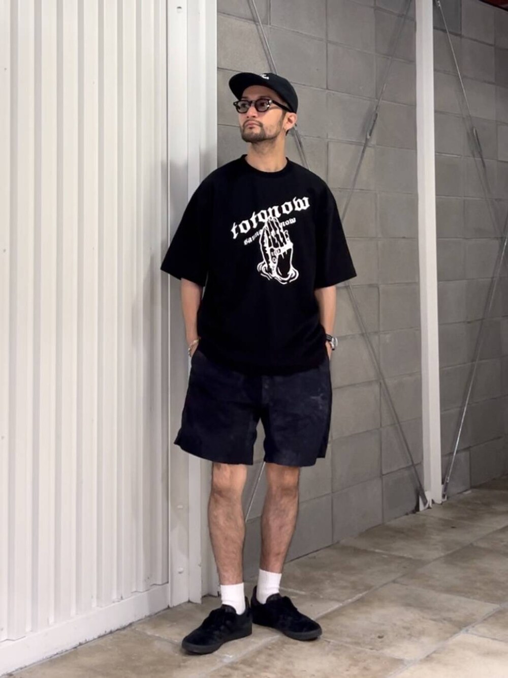 グレー系のその他パンツ、ブラック系のTシャツ/カットソー、シルバー系のブレスレットを着用したメンズの夏コーディネートの5枚目の写真