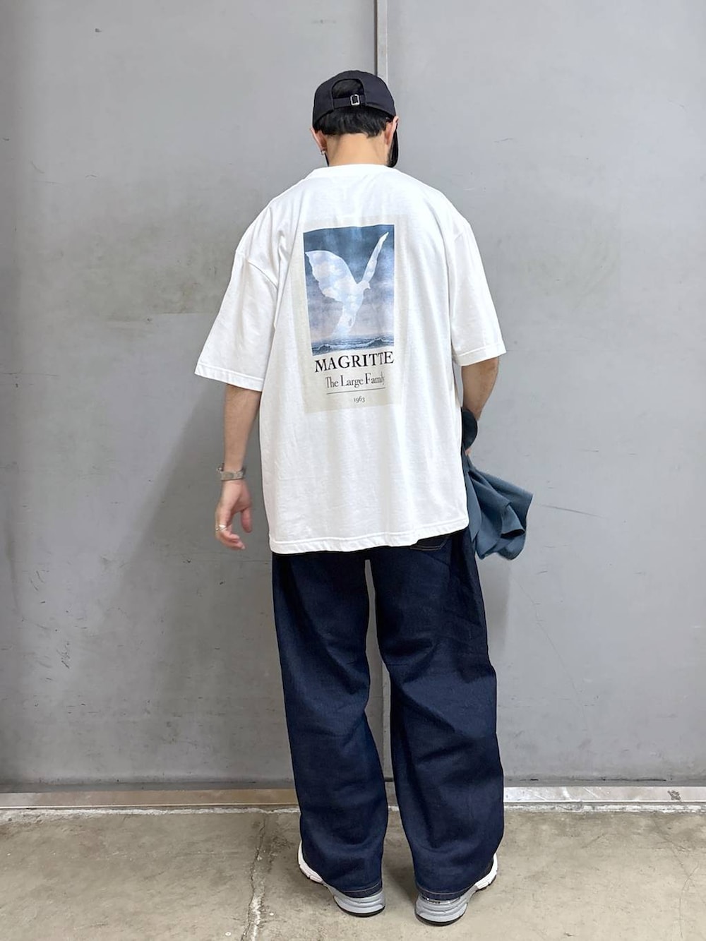 ブルー系のシャツ/ブラウス、ブルー系のデニムパンツ、その他のTシャツ/カットソーを着用したメンズの春コーディネートの4枚目の写真