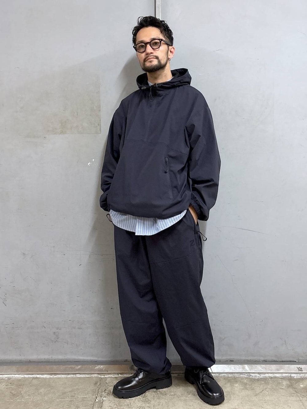 その他のドレスシューズ、ブルー系のシャツ/ブラウス、ブルー系のスウェットパンツを着用したメンズの秋コーディネートの5枚目の写真