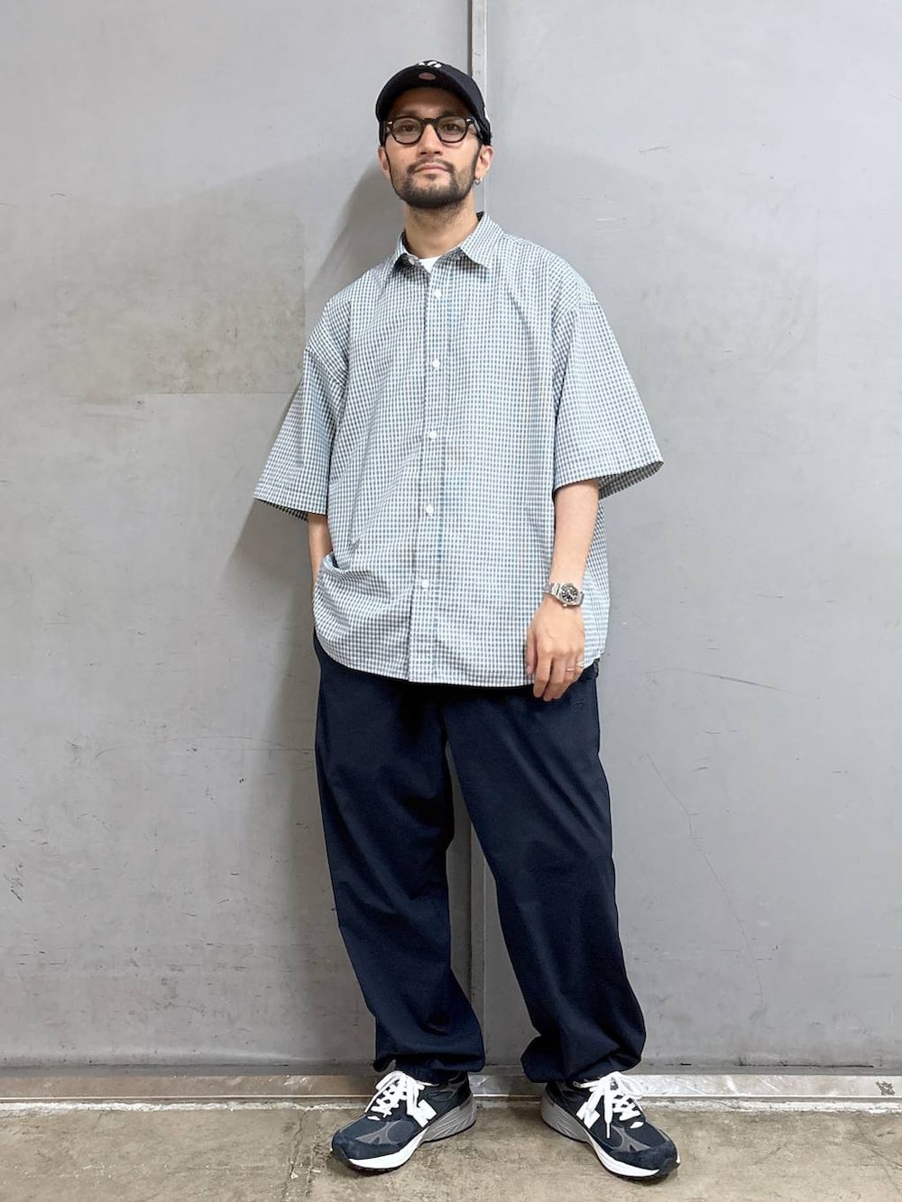 ホワイト系のシャツ/ブラウス、ホワイト系のTシャツ/カットソー、ブルー系のスウェットパンツを着用したメンズの春コーディネートの2枚目の写真