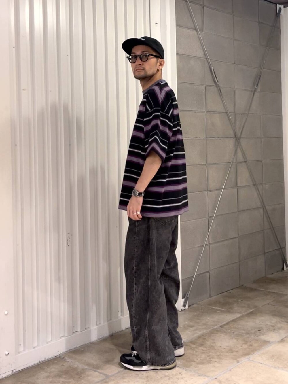 ブラック系のTシャツ/カットソー、グレー系のデニムパンツを着用したメンズの夏コーディネートの3枚目の写真