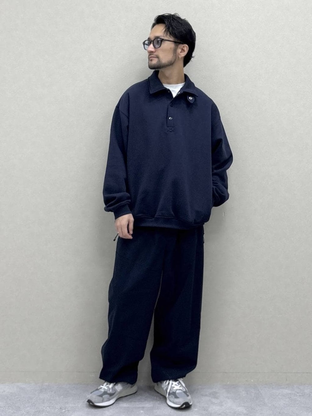 ブルー系のスウェットパンツ、ホワイト系のTシャツ/カットソーを着用したメンズの冬コーディネートの4枚目の写真