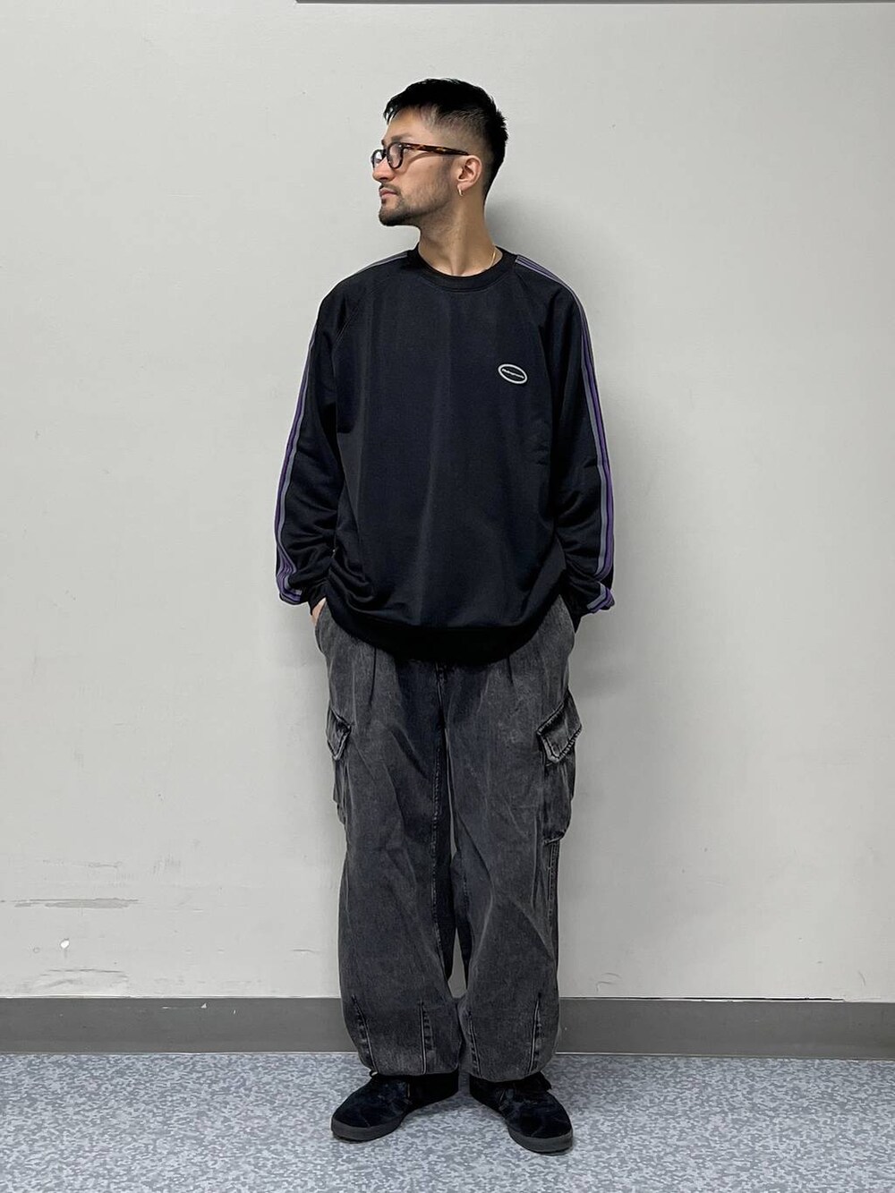 グレー系のデニムパンツ、ブラック系のスウェット、ホワイト系のソックス/靴下を着用したメンズの冬コーディネートの2枚目の写真