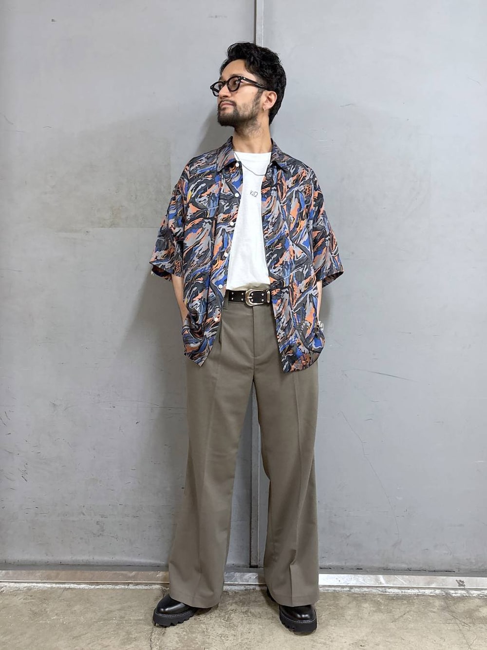 ブラック系のドレスシューズ、グレー系のシャツ/ブラウス、ベージュ系のスラックスを着用したメンズの夏コーディネートの5枚目の写真